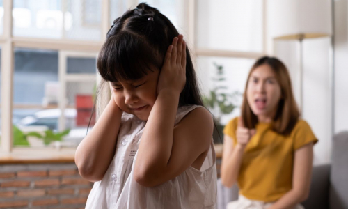 Urlare ai bambini è dannoso quanto l’abuso fisico e sessuale: lo studio