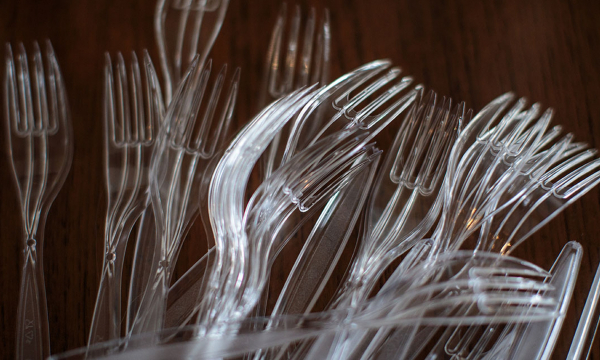 Stop alla plastica monouso: piatti, bicchieri e posate sono 